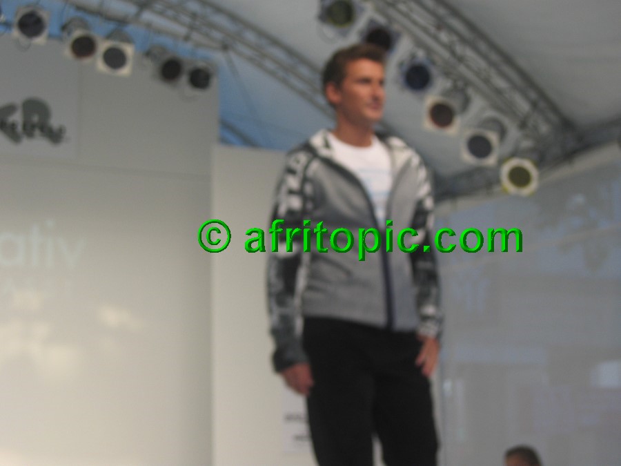 ../Images/Krefeld-Strssenmodenschau-2005 592.jpg